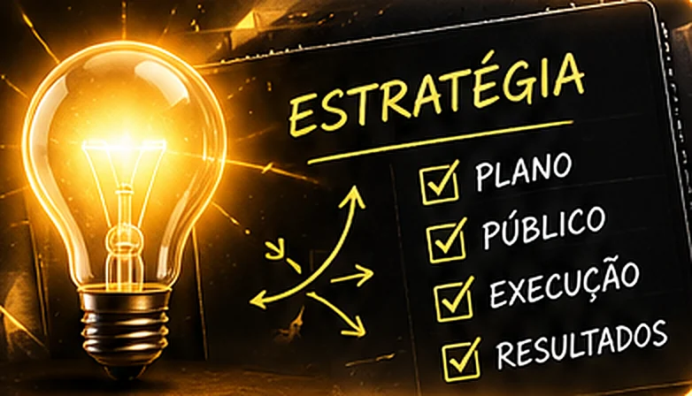 Lâmpada acesa e quadro com a estratégia: plano, público, execução e resultados